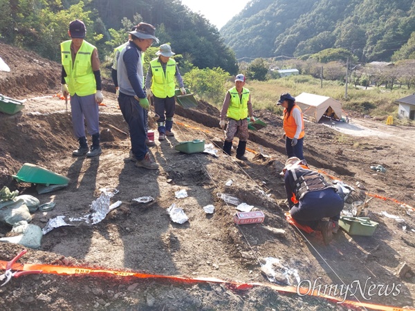  대전 산내 골령골2학살지 유해발굴 4일째인 11일 한국전쟁 당시 집단 살해된 민간인들이 묻힌 것으로 추정되는 구덩이가 드러났다. 발굴단이 흙더미를 걷어내며 유해를 발굴하고 있다.