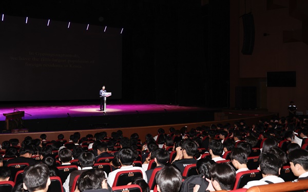  11일 오후 창원성산아트홀 대극장에서 열린 맘프 개막식.