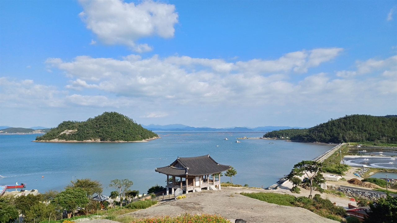  진도 벽파정과 벽파진 전경. 명량대첩을 앞둔 이순신 장군이 구체적인 전략을 구상했던 곳이다.