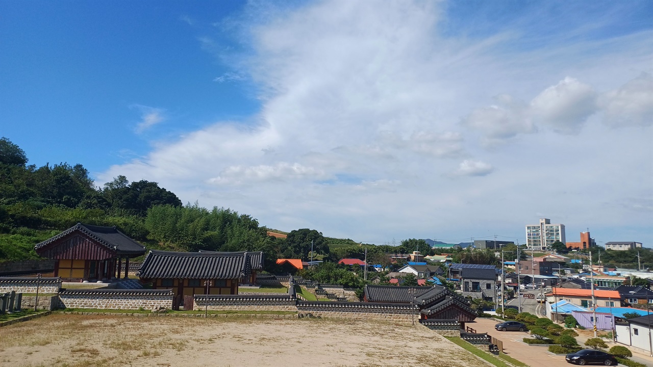  해남 우수영 충무사. 우수영대첩비각 앞에서 내려다 본 모습이다.