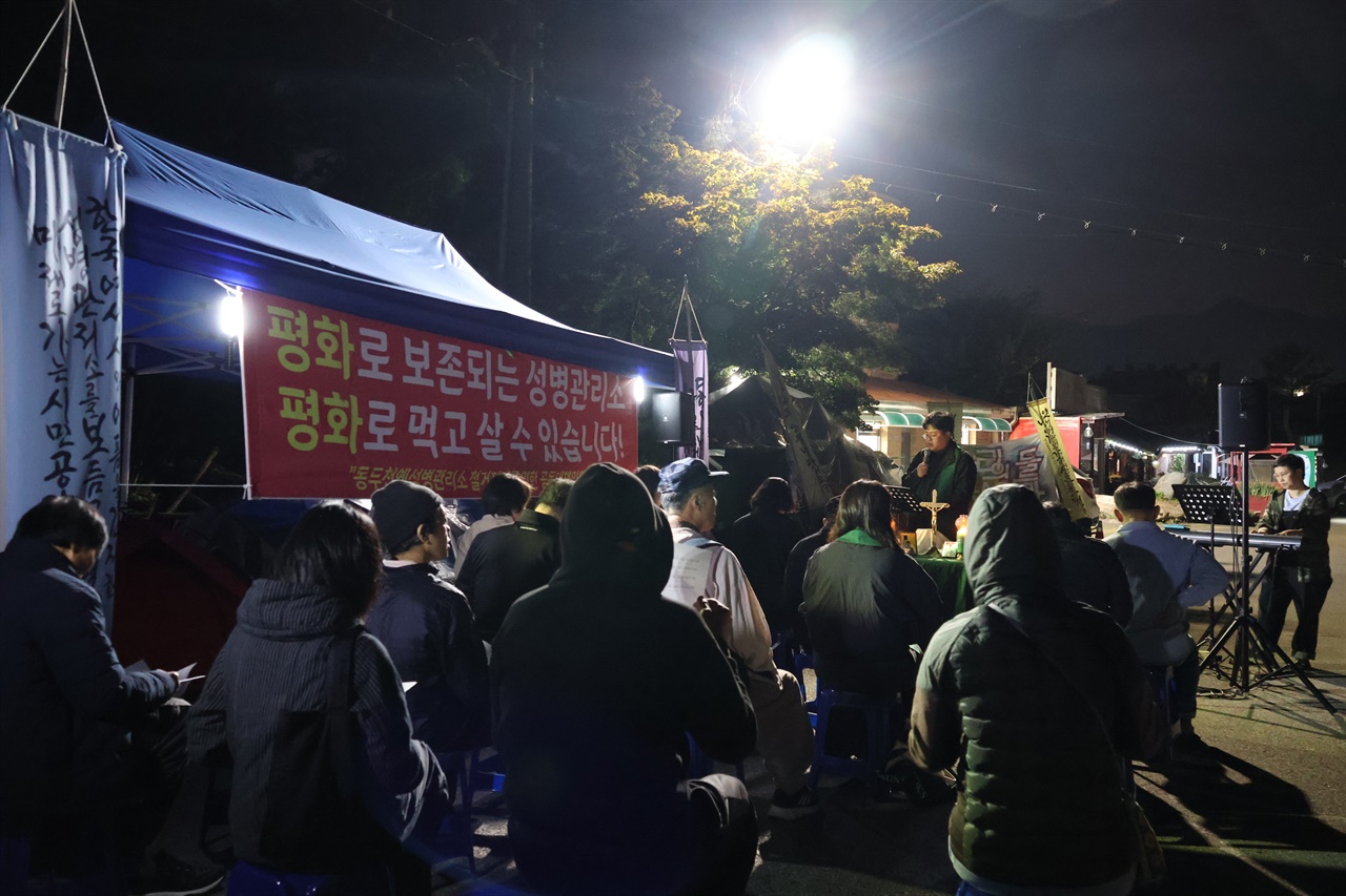  옥바라지선교센터·기독교사회선교연대회의·촛불교회는 11일 동두천 옛 성병관리소에서 시민들과 함께 ‘동두천 옛 성병검사소를 지키기 위한 현장예배’를 개최했다.