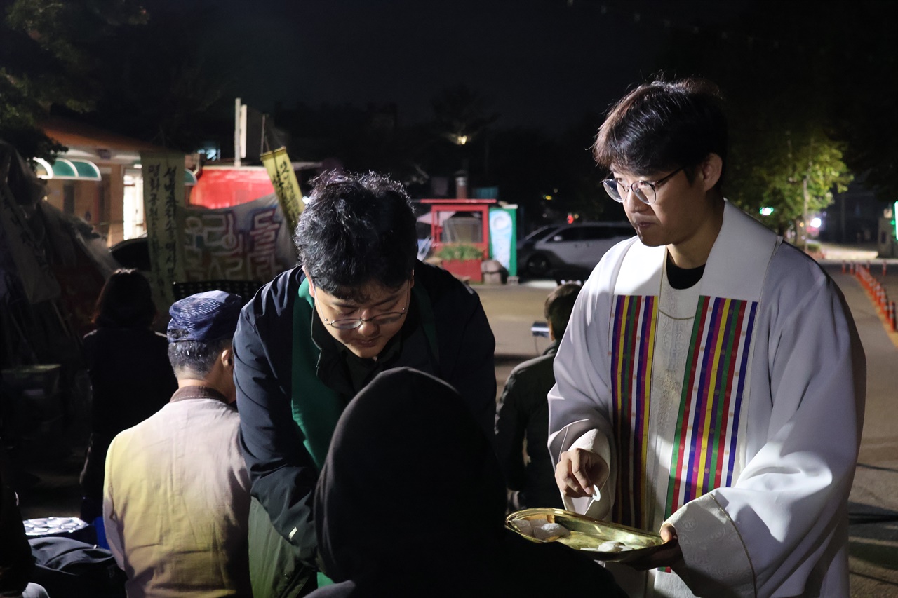  설교를 마친 뒤 이어진 '성찬의 전례' 시간에 예배 참석자들이 성찬을 나누며 옛 성병관리소의 철거를 저지하겠다는 다짐을 되새겼다.