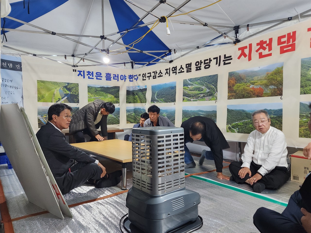  김돈곤 충남 청양 군수가 지난 11일 청양군청 앞에 설치된 지천댐 반대 대책위 천막 농성장을 방문했다.