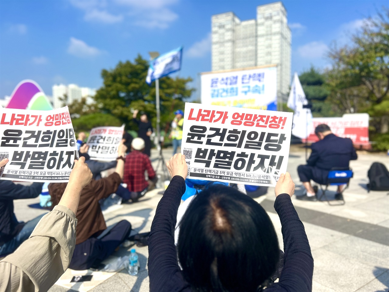  주말인 12일 오전 서산에서 윤석열 탄핵 집회가 열렸다. 서산·태안·당진 촛불행동은 이날 서산 호수공원에서 시민 등 200여 명이 참석한 가운데 ‘윤석열 탄핵 집회’를 개최했다.