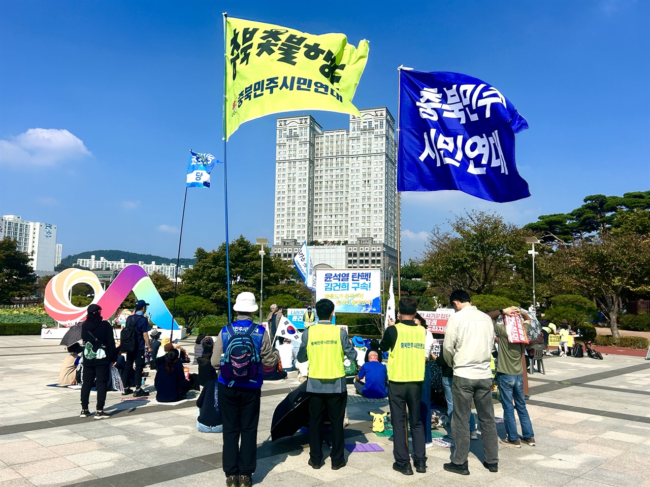  주말인 12일 오전 서산에서 윤석열 탄핵 집회가 열렸다. 서산·태안·당진 촛불행동은 이날 서산 호수공원에서 시민 등 200여 명이 참석한 가운데 ‘윤석열 탄핵 집회’를 개최했다.