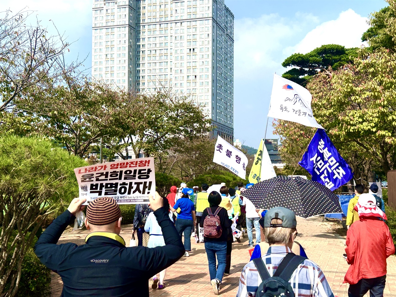  집회를 마친 촛불행동 회원들과 시민들은 ‘윤석열 탄핵, 김건희 구속’ 손팻말과 구호를 외치며 거리 행진에 나섰다.