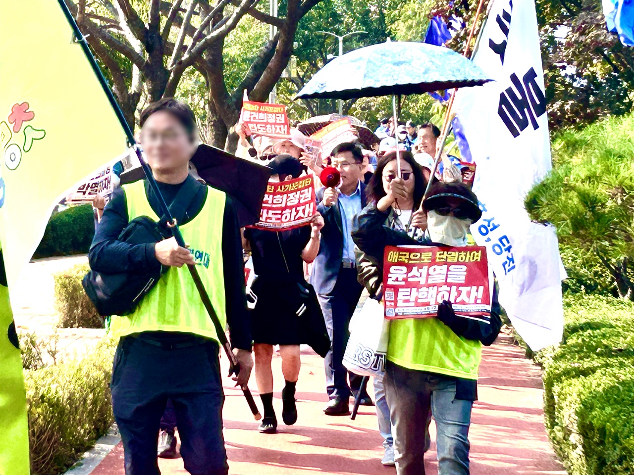  집회를 마친 촛불행동 회원들과 시민들은 ‘윤석열 탄핵, 김건희 구속’ 손팻말과 구호를 외치며 거리 행진에 나섰다.