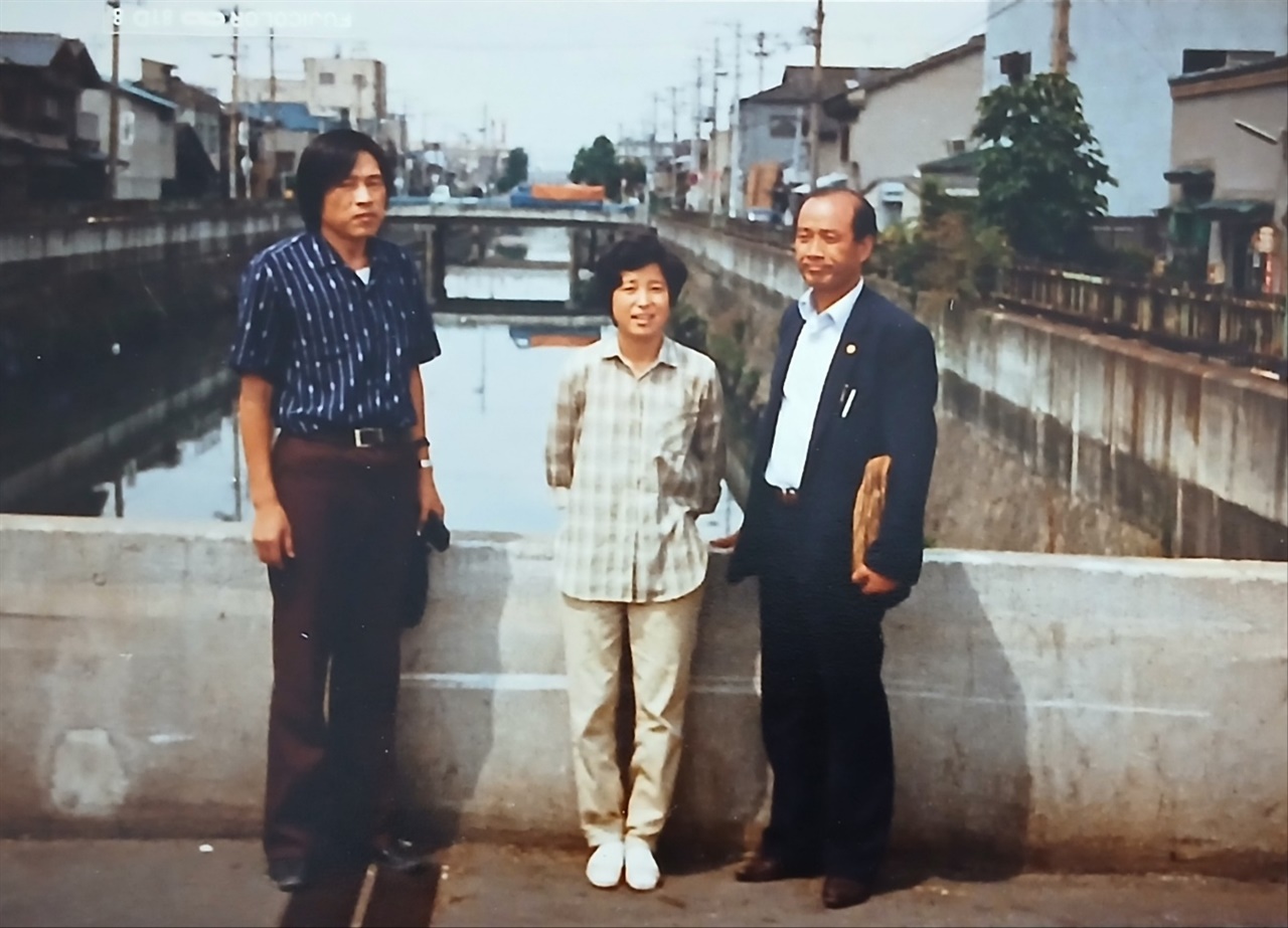  산업시찰 반대에 함께 한 경수산업선교회 목사 안광수(우)와 조순형(가운데), 정진동. 1980년대.