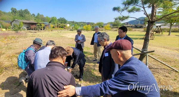  경북고등학교 동아리 모임인 '돌탑문학동인회'가 창립 60주년을 기념하며 경북 영천시 동림원에서 사람 키 만큼의 높이로 돌탑을 쌓기로 하고 동문들이 돌을 옮겨 밑단을 만들었다.