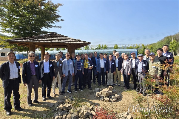  경북고 문학동아리인 '돌탑문학동인회'가 12일 창립 60주년을 기념하고 돌탑을 쌓기로 한 뒤 돌을 모아 밑단을 만들고 기념사진을 찍었다.