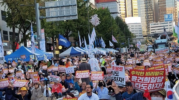 110차 촛불집회 이날 집회에서 재외동포들이 무대로 나와 윤석열 정권 퇴진을 촉구하자, 참가자들이 환호했다.