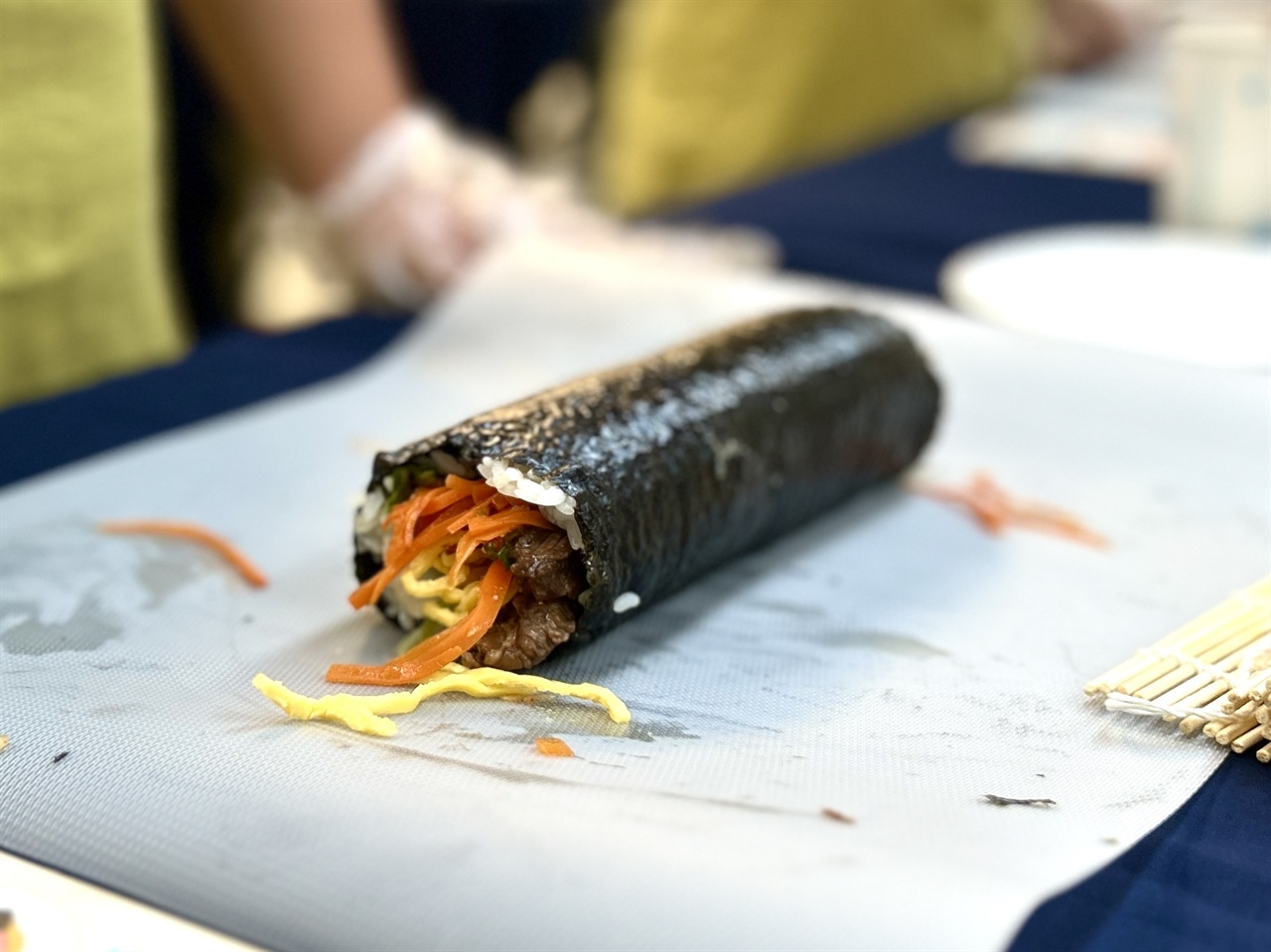  홍성의 대표적 수산 식품 수출품인 조미김을 주제로 ‘김밥축제’가 홍성군 광천읍 전통시장에서 열렸다. 축제장에서는 홍성한우, 상추, 깻잎, 당근, 계란 등 홍성 농축산물과 광천김을 활용한 김밥 만들기 체험이 진행되고 있었다.