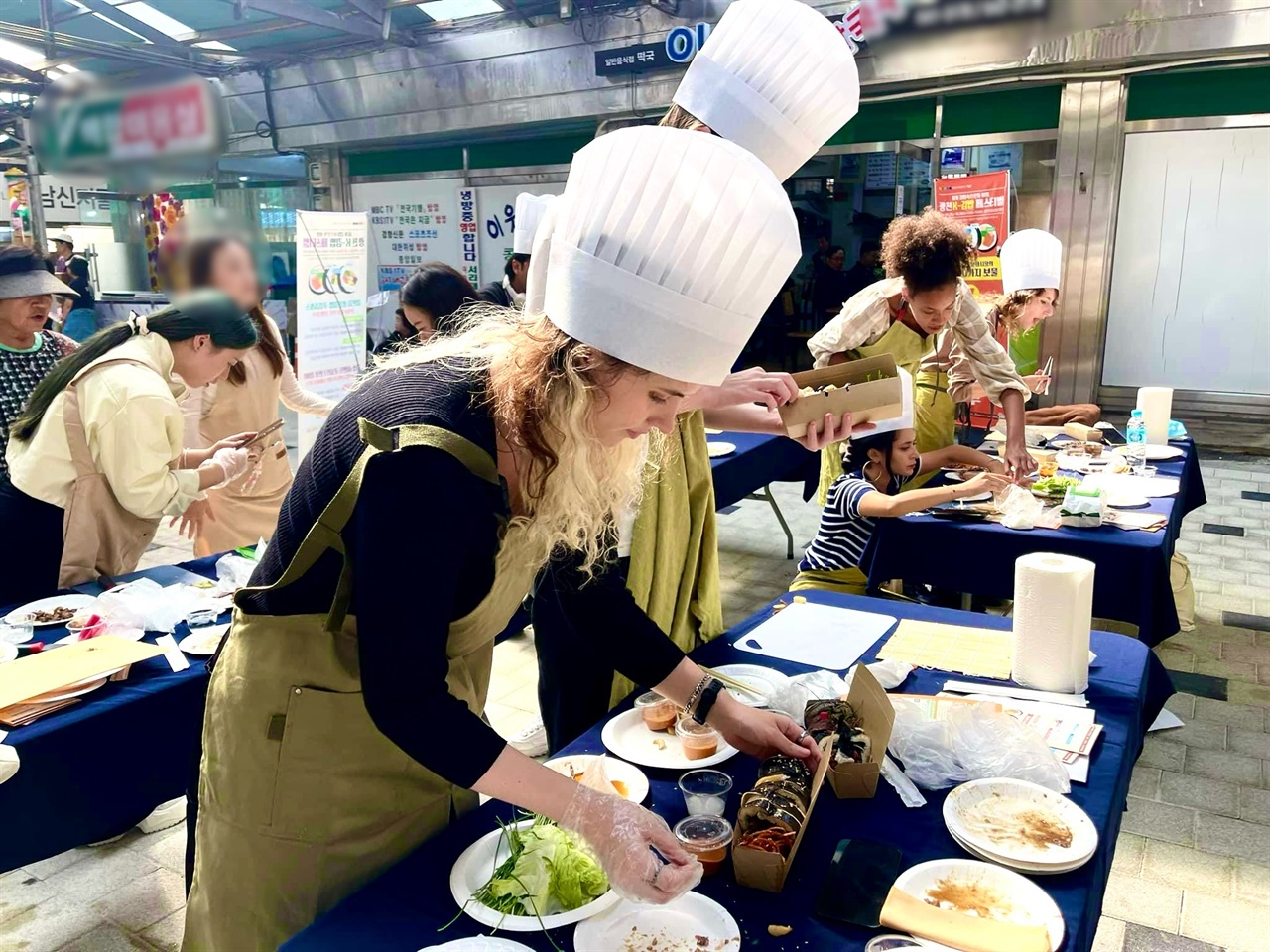  개막일인 12일에는 외국인들이 체험에 참여해 김밥을 만들며 K-푸드에 흠뻑 빠지기도 했다.