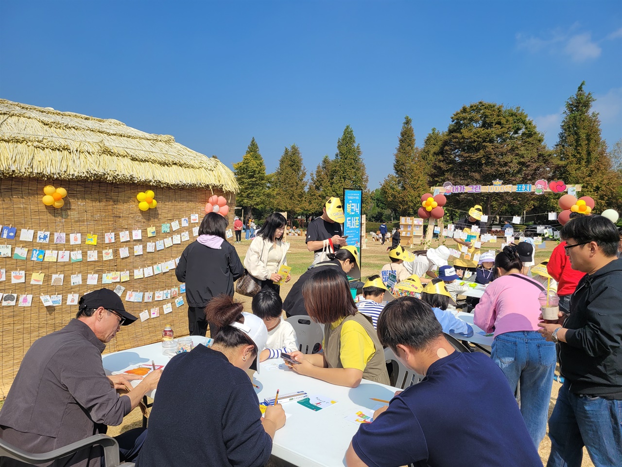  ‘한강’ 작가의 노벨문학상 수상으로 대한민국에 독서 열풍이 불고 있는 가운데, 12일 안성맞춤랜드에서 열린 ‘2024 경기 다독다독 축제’에 6천 명 이상이 방문해 독서 나들이를 즐겼다.