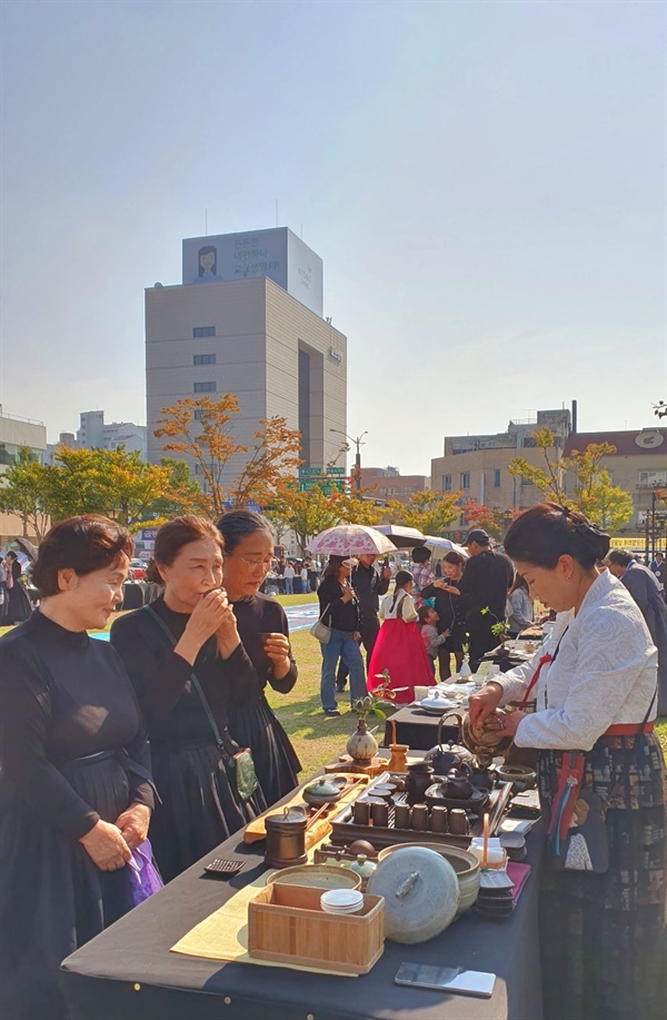 손님들이 차 마시는 장면 팽주 가 손님들에게 차를 우려 준다