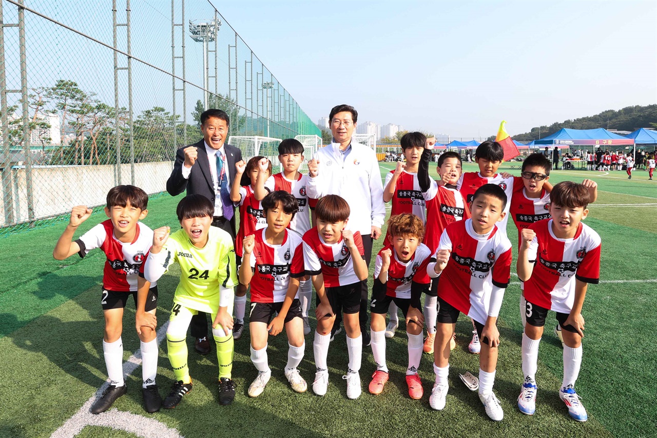  이상일 용인시장이 12일 기흥구 기흥레스피아 C구장에서 열린 ‘2024 유소년?여성축구대회’ 개막식에 참석해 참가 선수들을 격려했다.