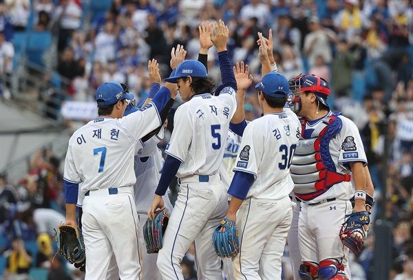  13일 오후 대구 삼성라이온즈파크에서 열린 2024 프로야구 신한 SOL뱅크 KBO 포스트시즌 플레이오프 1차전 LG 트윈스와 삼성 라이온즈의 경기. 삼성 선수들이 승리 후 세리머니하고 있다. 