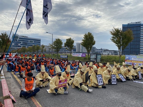  흑산도를 비롯한 전국 섬 지역 발전소 해고 노동자들이 14일 전남 나주 한국전력 본사 앞을 찾아 "법원 판결 대로 노동자들을 직접 고용하라"고 요구하는 집회를 열고 있다.