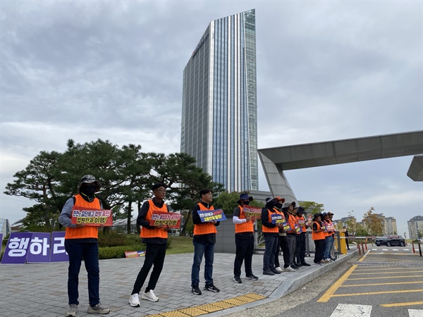  흑산도를 비롯한 전국 섬 지역 발전소 해고 노동자들이 14일 전남 나주 한국전력 본사 앞을 찾아 "법원 판결 대로 노동자들을 직접 고용하라"고 요구했다.