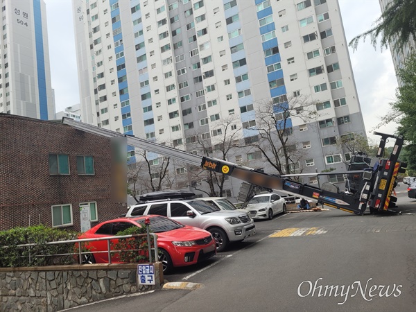  14일 오후 창원 상남동 토월성원아파트 사다리 넘어지는 사고 발생.