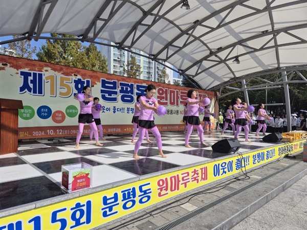  12일 청주시 분평동 원마루공원에서 열린 원마루축제가 ‘주민화합’ 및 ‘일회용품 없는 저탄소 친환경 축제’라는 두 마리 토끼를 모두 잡았다.