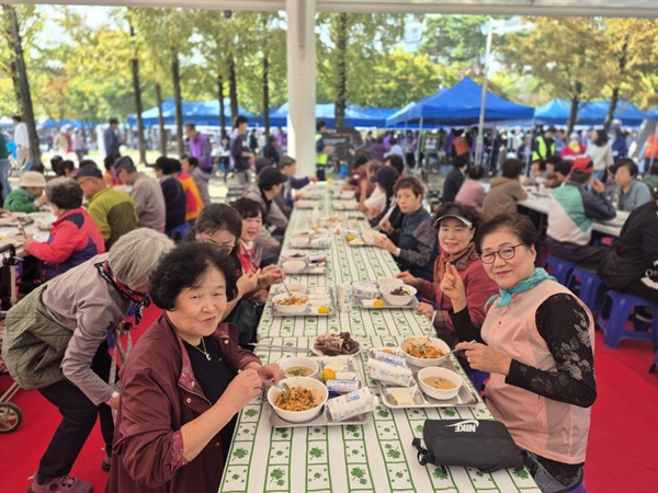  원마루축제 준비위원회는 12일 주민 2500여명에게 무료로 식사를 제공했다. (사진=김남균 기자)