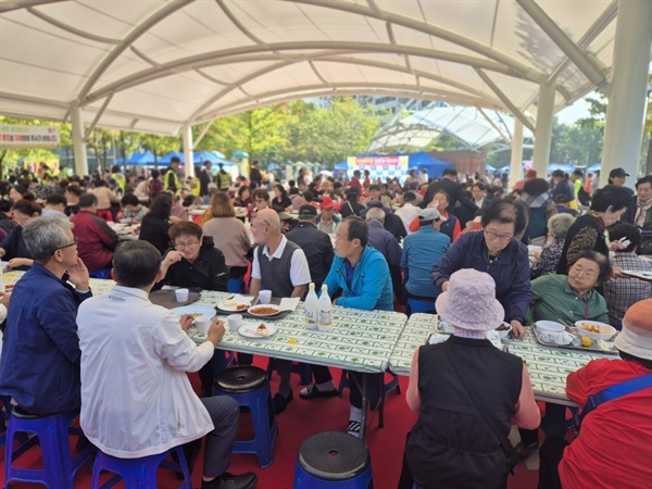  원마루 축제 식사장면 . 이날 축제 추진위원회는 마을 주민 2500여명에게 직접 준비한 비빔밥을 다회용기에 담아 제공했다. (사진=김남균 기자)