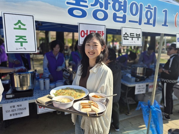  한 주민이 다회용기에 담겨진 음식물을 들고 이동하고 있다. (사진=김남균 기자)