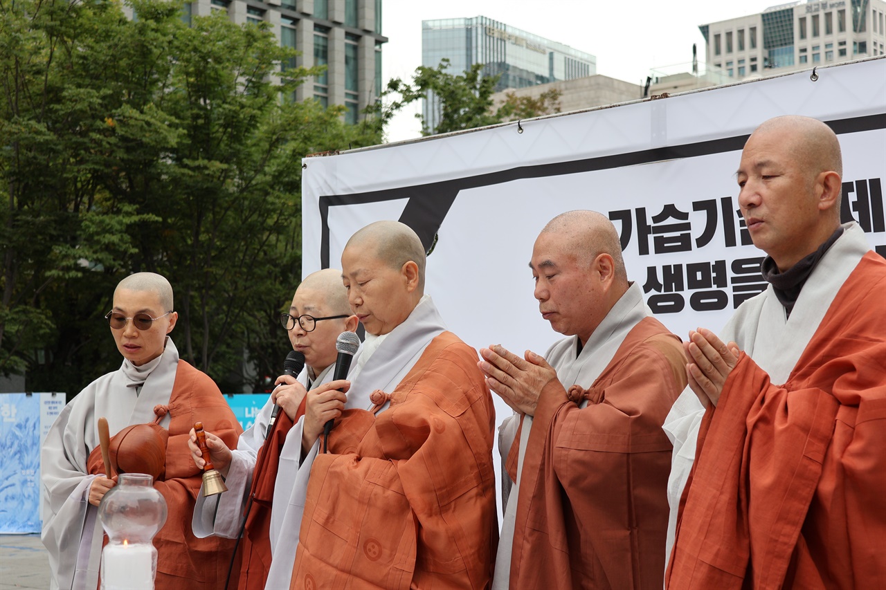  불교 추모예식은 대한불교조계종 사회노동위원회의 주도로 진행됐다.