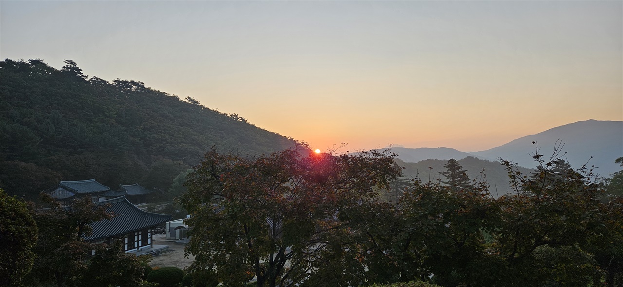 수도암 일출 3주만 기다리면 가야산 연화봉 위로 해가 떠오르는 멋진 일출을 볼 수 있을 것이다.