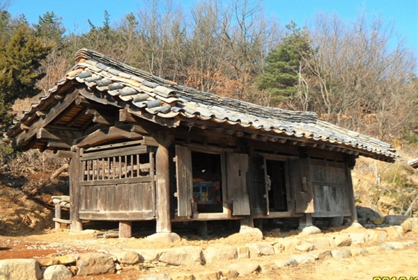  국가민속문화유산으로 지정된 경산 상엿집, 상엿집은 상여를 보관하던 곳으로 마을의 외딴곳에 있었다