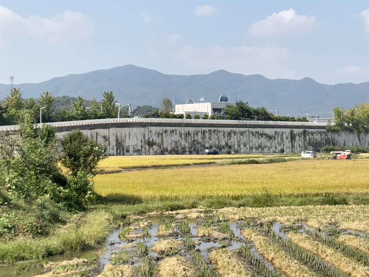  오수역(현재) 풍경, 멀리 성수지맥 산줄기가 보인다.