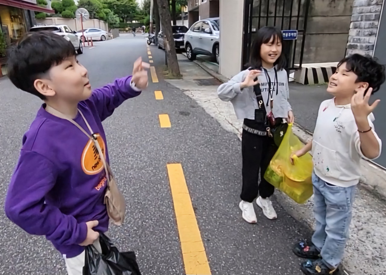  즐거운 마트 장보기 이후 친구들과 밝게 인사를 나누는 태윤이