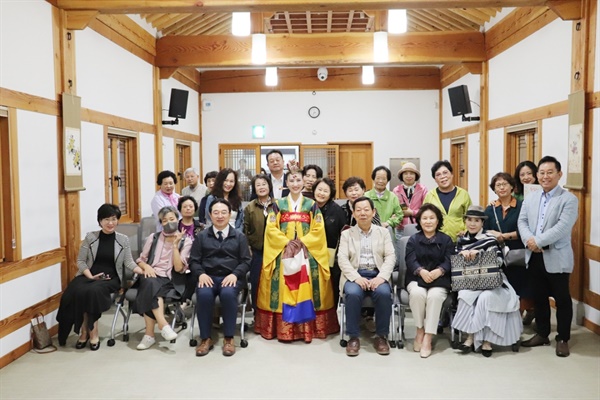  지난 3일 춤새무용단이 옥천전통문화체험관에서 ‘춘앵전을 선보였다.