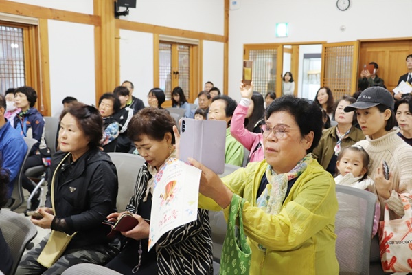  지난 3일 춤새무용단이 옥천전통문화체험관에서 ‘춘앵전을 선보였다.