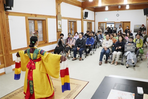  지난 3일 춤새무용단이 옥천전통문화체험관에서 ‘춘앵전을 선보였다.