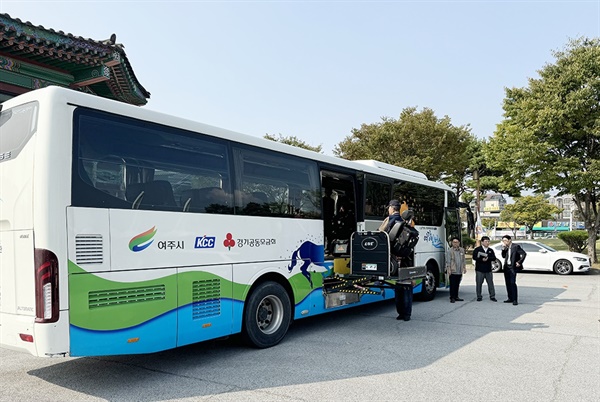  신륵사관광지 여주관광순환버스 정류장에서 휠체어 리프트가 장착된 ‘여강빛 버스’에 휠체어 장애인이 탑승하고 있다.