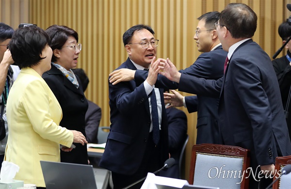 서울시청 국정감사 15일 오전 서울시청에서 열린 국회 행안위 국정감사에서 더불어민주당 이광희 의원과 국민의힘 국회의원들이 오세훈 서울시장의 답변태도와 관련 설전을 벌이고 있다.