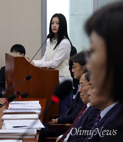  뉴진스의 멤버 하니가 15일 서울 여의도 국회에서 열린 환경노동위원회 국정감사에 참고인으로 출석해 김주영 어도어 대표의 답변을 듣고 있다.
