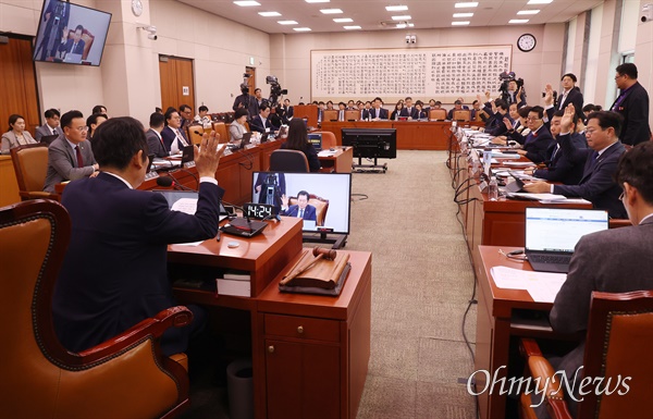  정청래 국회 법사위원장이 15일 오전 서울 여의도 국회에서 열린 법제사법위원회의 감사원에 대한 국정감사에서 현장검증 실시의 건을 의결하고 있다.