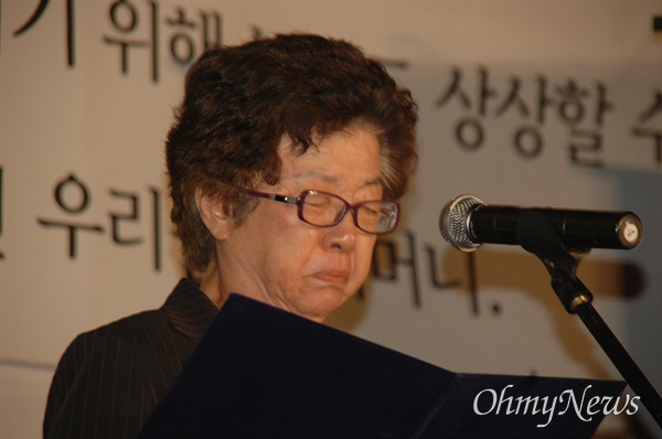  지난 2011년 부산 영도구 한진중공업 노동자의 어머니 이소선 추모의 밤 행사에서 추도사를 낭독하는 이정이 대표.