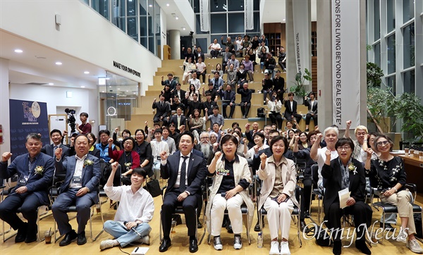  참석자들이 단체사진을 찍고 있다.