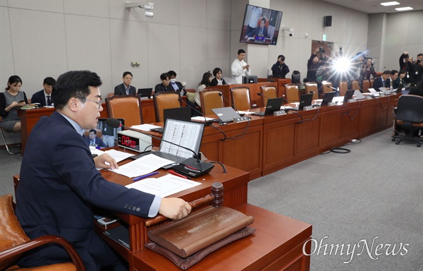 운영위, 야당 단독으로 김건희-명태균 증인 채택 박찬대 국회 운영위원장이 16일 국회에서 열린 운영위원회 전체회의에서 국민의힘 의원들이 불참한 가운데 야당 단독으로 2024년도 국정감사 증인 채택의 건을 통과시키고 있다. 운영위는 이날 회의에서 윤석열 대통령의 배우자 김건희 여사와 명태균씨 등을 국감 증인으로 채택했다. 