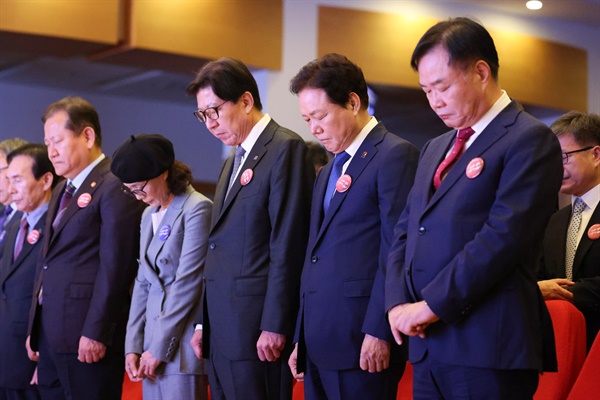  16일 부산시청 대강당에서 열린 부마항쟁 기념식에 박형준 부산광역시장, 박완수 경남도지사, 홍남표 창원특례시장 등이 참석해 묵념하고 있다.