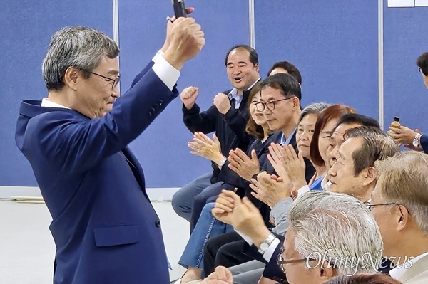  정근식 서울시교육감 후보가 보궐선거 투표가 마무리 된 16일 오후 9시 30분께 서울 마포구 선거사무소에서 지지자들을 만나고 있다. 