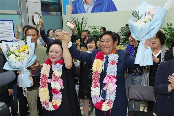  10·16 재보궐선거가 치러진 16일 밤 전남 곡성군 곡성읍 선거사무실에서 더불어민주당 조상래 후보가 당선 소식을 듣고 기뻐하고 있다. 2024.10.16