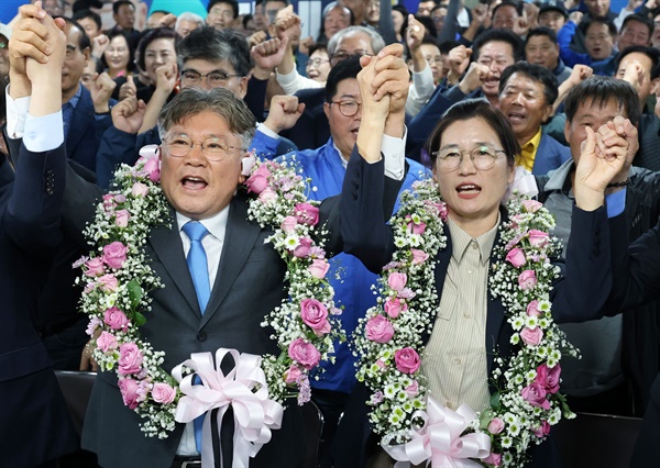  10ㆍ16 재보궐선거가 실시된 16일 밤 전남 영광군수 재선거에서 당선이 확실시된 더불어민주당 장세일 후보가 배우자 정수미씨와 영광읍 선거사무소에서 지지자들에게 인사하고 있다. 2024.10.16