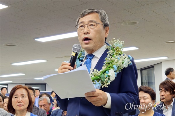  정근식 서울시교육감 후보가 16일 오후 11시 15분께 보궐선거 당선이 확실시되자 서울 마포구 선거사무소에서 소감을 발표하고 있다.