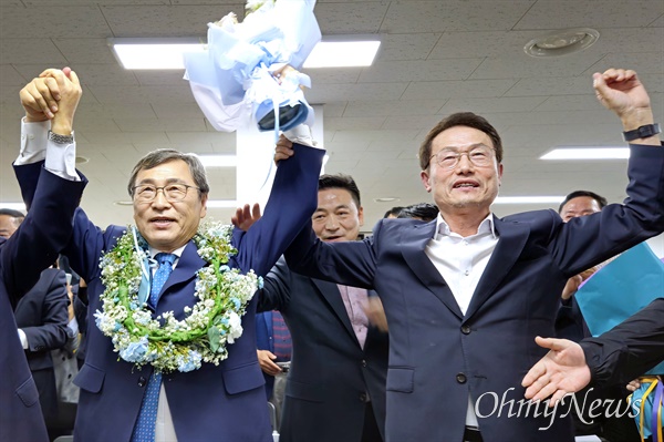  정근식 서울시교육감 후보(왼쪽)가 16일 오후 11시 15분께 보궐선거 당선이 확실시되자 서울 마포구 선거사무소에서 조희연 전 서울시교육감과 손을 맞잡고 있다. 