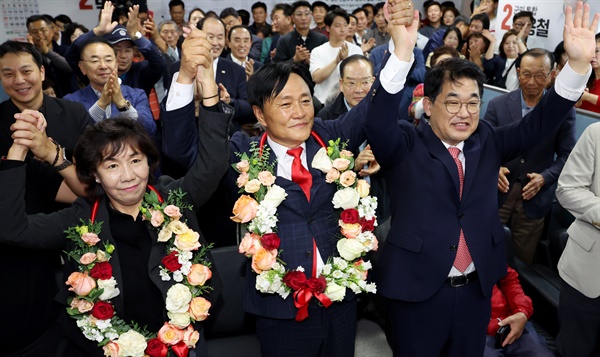  10·16 재·보궐선거가 치러진 16일 오후 인천시 강화군 강화읍 선거사무실에서 국민의힘 박용철 강화군수 후보가 당선 유력 상황에 기뻐하고 있다. 2024.10.17